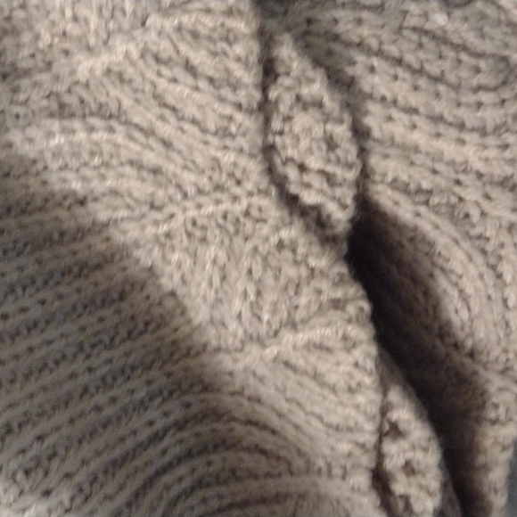 The detailing on this sweater with a peekaboo back amazing scalloped hem bell sl - Picture 3 of 5